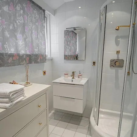 Villa Lush And Spacious With Indoor Pool And Wellness - Seven Bedroom *