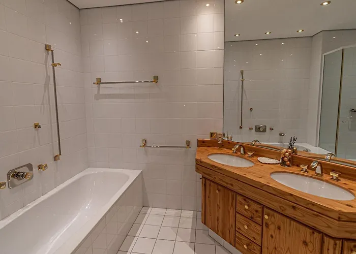 Lush And Spacious With Indoor Pool And Wellness - Seven Bedroom Villa Bad Kleinkirchheim