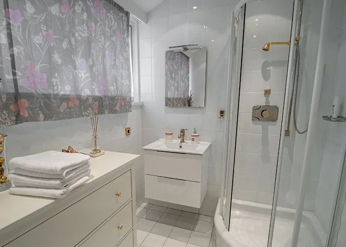 Villa Lush And Spacious With Indoor Pool And Wellness - Seven Bedroom *