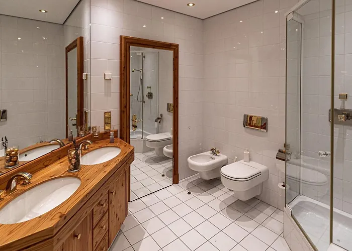 Lush And Spacious With Indoor Pool And Wellness - Seven Bedroom